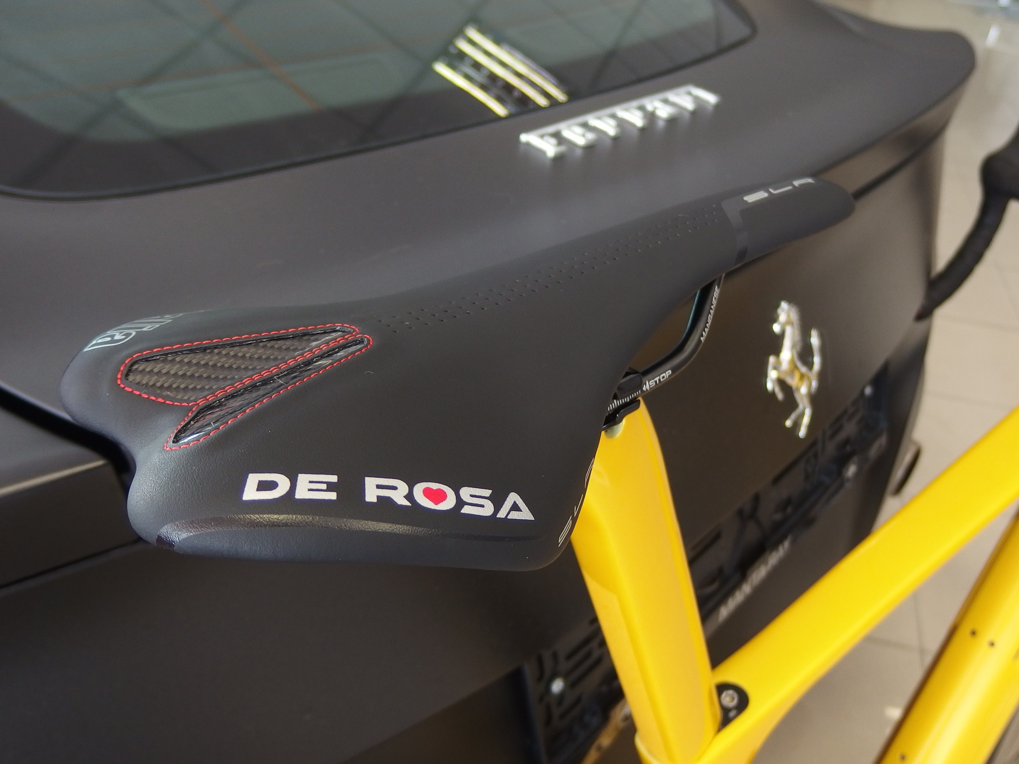 Kdyby si z toho náhodou někdo chtěl sednout, takříkajíc, na prdel, máme tady lepší volbu - Selle Italia SLR De Rosa!