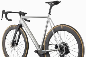 Silniční kolo CANNONDALE CAAD14 1 Raw (2)