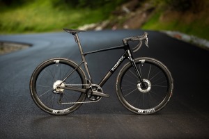 Silniční kolo SUPERIOR XR 9.7 GF Gloss Rainbow Black / Carbon 1 (1)