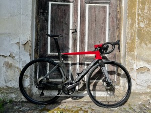 Silniční kolo CIPOLLINI NK1K Disc Ultegra Di2 Carbon Red/Grey Nardo Shiny L (56) Silniční kolo CIPOLLINI NK1K Disc Ultegra Di2 Carbon Red/Grey Nardo Shiny L (56)